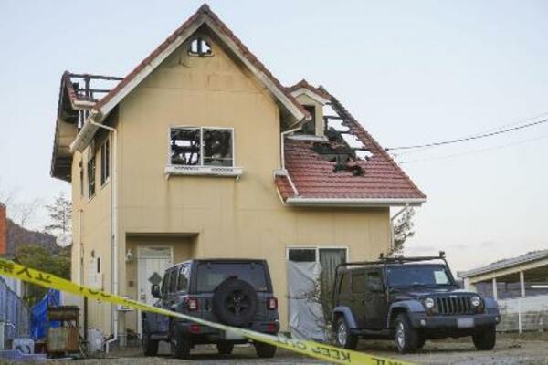 　火災が発生し男性が敷地内で死亡しているのが見つかった事件で、現場検証が行われた住宅＝１７日、広島県東広島市（車のナンバープレートにぼかしを入れています）