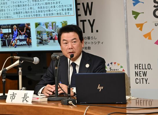記者会見する佐藤市長