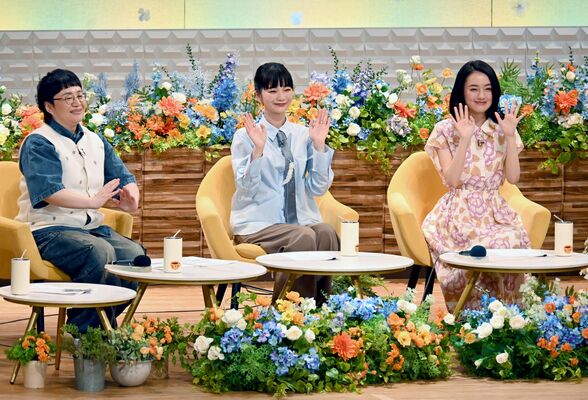 聴衆に笑顔で手を振る見上さん（中央）と上坂さん（右）＝16日午後、那須町寺子乙
