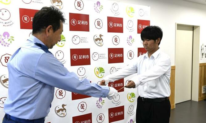 阿部消防長（左）から感謝状を受け取る新部さん