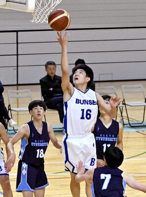 男子決勝　文星付の鈴木がレイアップシュートを決める＝清原体育館、鈴木久崇撮影