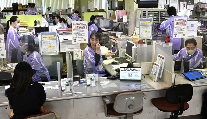 ユニホームを着用し、窓口業務に当る市職員