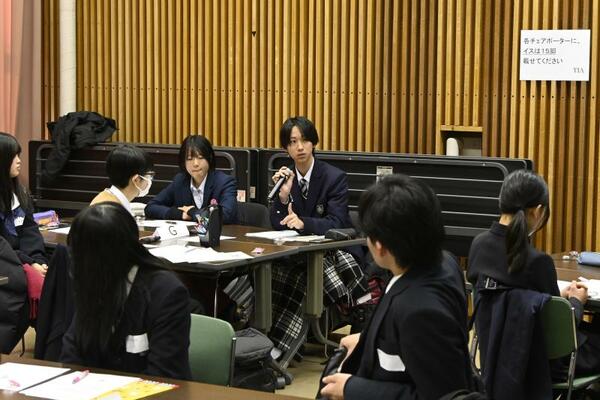 多文化共生の考え方についてグループで話し合ったことを発表する参加者(中央)=13日午前、宇都宮市本町