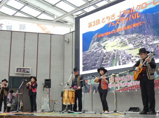 中南米の民族楽器を奏でる出演者