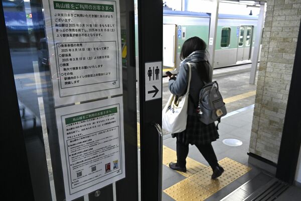 駅の無人化を知らせる構内の貼り紙＝１６日午後、ＪＲ烏山駅