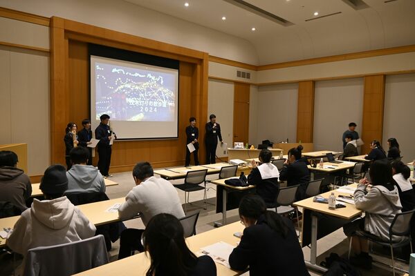 日頃の活動について報告した高校生地域活動フェア＝２日午前、県庁