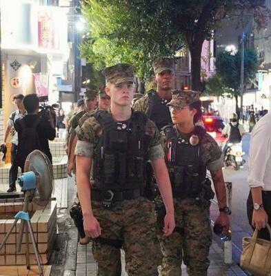 在沖縄米軍の憲兵隊が那覇市の繁華街で実施した、沖縄県警との合同ではない単独のパトロール=1日未明