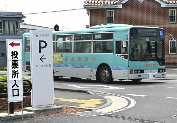 投票期間中は投票する場合に限り利用料金が免除される大田原市の市営バス＝７日午前、大田原市内