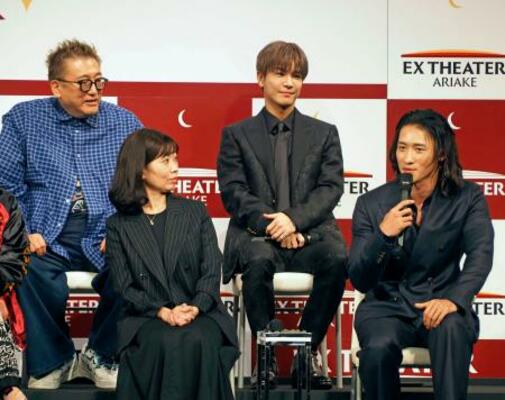 　岩本照（前列右）の体重管理術に感心する岩田剛典（後列右）ら＝２５日、東京都江東区