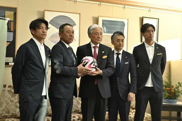 福田知事（中央）に今季の結果を報告した栃木ＳＣの橋本社長（右から２人目）、小林監督（同４人目）ら＝県庁