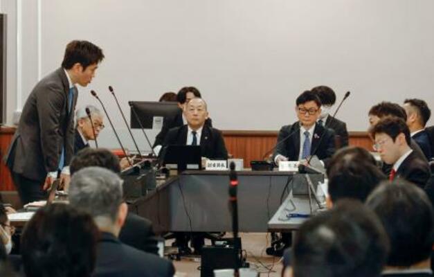 大阪府議会の総務常任委員会で答弁する吉村洋文知事(左端)=19日午後、大阪府庁