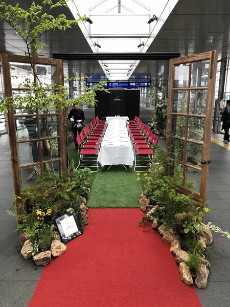 ＪＲ宇都宮駅の東西自由通路で開かれたフランス料理会の会場＝２０１８年