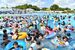 梅雨明けした７月22日の一万人プール。今季来場者は18万人を超え、50周年に花を添えるにぎわいだった。