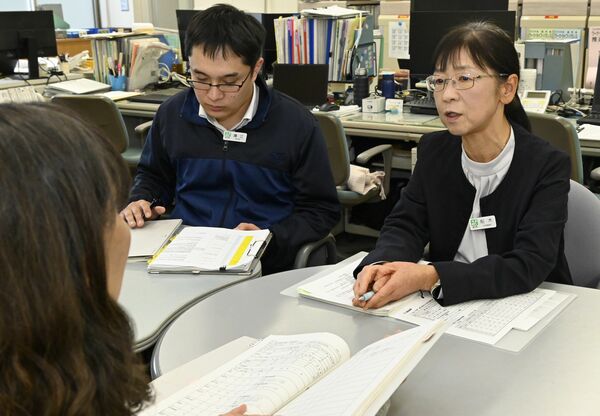 男女共同参画の拠点として30年を迎えたパルティ所長の船木さん（右）＝宇都宮市野沢町