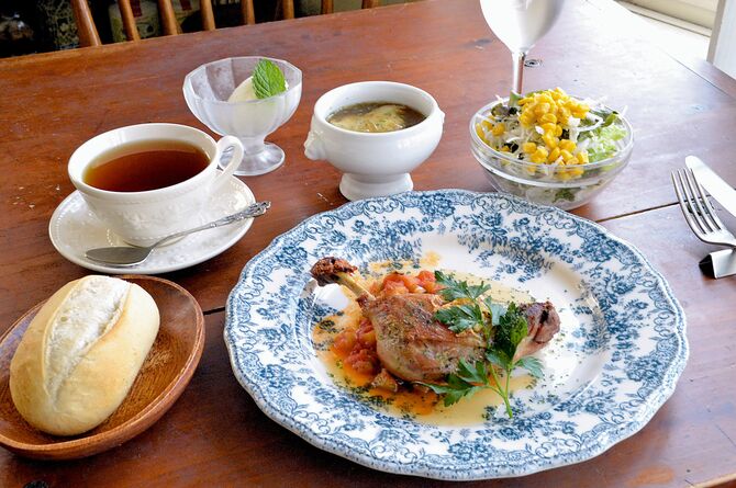 フランス料理の定番「カモのコンフィ」を味わって