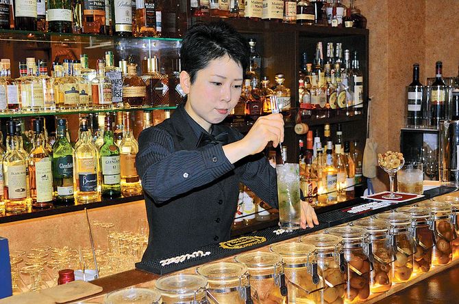 カウンター内、原さんの後ろにもお酒がずらり