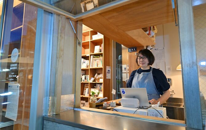 笑顔で客を迎える大塚さん。「今の私にとって、夜はほっとできる時間」と話す＝４月20日午後６時45分、宇都宮市曲師町、河野光吉撮影