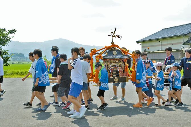 猛暑の中、元気な掛け声を響かせ練り歩いた子供神輿