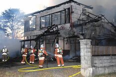 栃木市で建物火災、住宅と物置が全焼