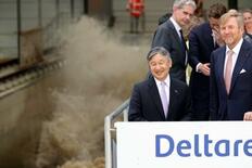 オランダ国王と治水研究施設視察