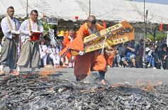 宇都宮・多気山持宝院で「大火渡り祭」　素足で灰の上駆け抜ける　除災開運…