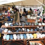 秋雨でも楽しい、お気に入りを選ぶひととき　益子秋の陶器市開幕　５日まで