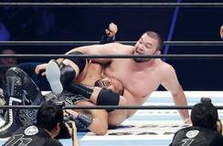 ウルフがプロレス初戦勝利