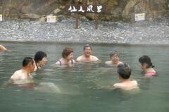 河原に湯煙「仙人風呂」、和歌山