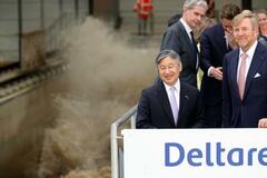 オランダ国王と治水研究施設視察