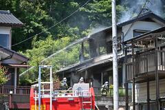 住宅全焼し男性が死亡