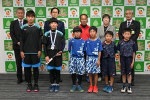表敬に訪れた一本松ソフトテニスクラブの鈴木君（左前２番目）ら