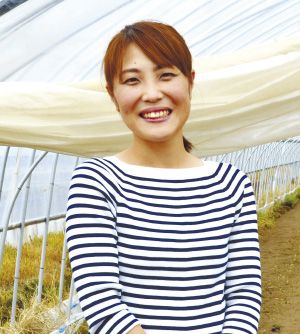 夫の豊さんと2歳の茉紘(まひろ)君、夫のご両親の5人家族。宇都宮市在住。「家からイチゴハウスまで毎日通うのは大変ですが、楽しいですよ」と笑顔の理紗さん。