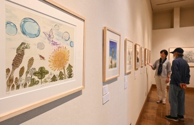 銅版画作品22点が並ぶ会場