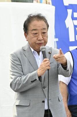 応援演説する野田代表＝19日午後、ＪＲ宇都宮駅西口