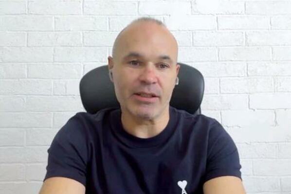 　オンラインで記者会見するイニエスタさん＝３０日