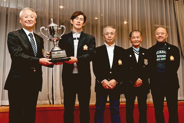 初優勝を飾り、優勝カップを受け取る塩原CCの相馬主将(左から2人目)=矢板CC