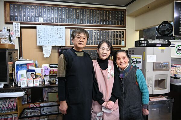 店を切り盛りする飯塚さん一家
