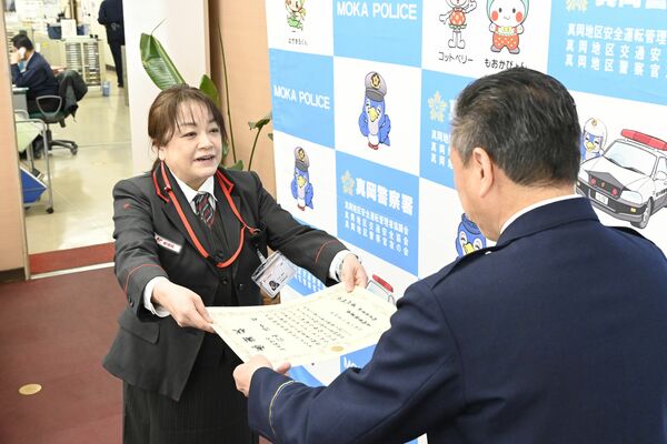 屋代署長から感謝状を受け取る穴山さん