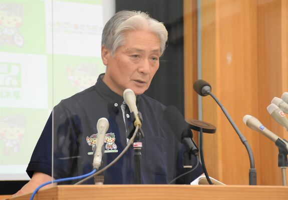 定例記者会見に臨む福田知事＝12日午後、県庁