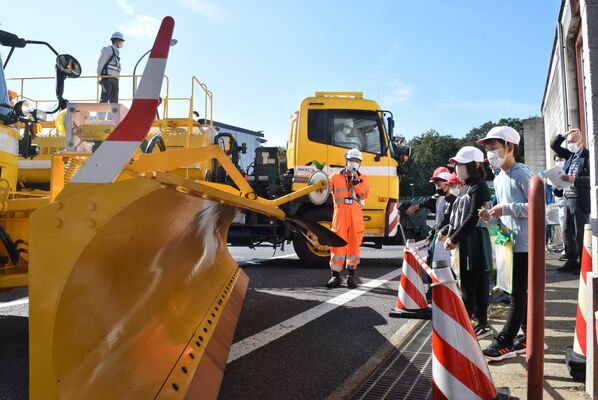 高速道路で活躍する車を見る児童たち