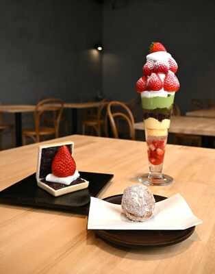 「いちご&」で提供するスイーツの=10日午前、小山市