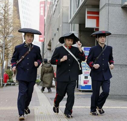 　東京・新宿郵便局から明治時代の制服で出発する年賀状の配達員＝１日朝