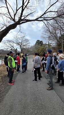 鹿沼錦鯉公園で、園内を通る廃線軌道跡の説明を受ける参加者たち