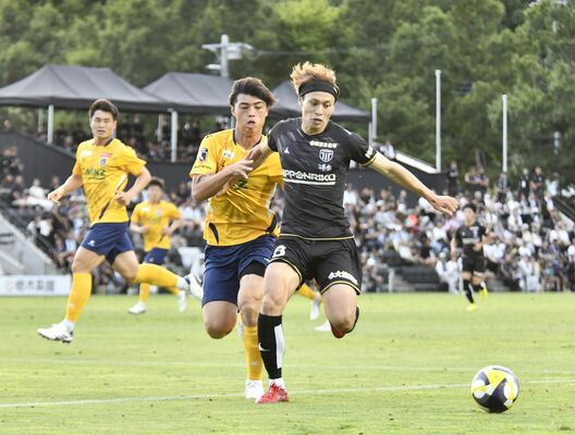前半、栃木シティの森（右）が相手と競り合う＝ＣＦＳ、内藤大地撮影