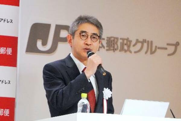 記者会見する日本郵便の小池信也社長=23日午後、東京都千代田区