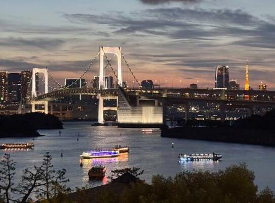 　ライトアップされたレインボーブリッジとその周辺の景色＝東京都港区