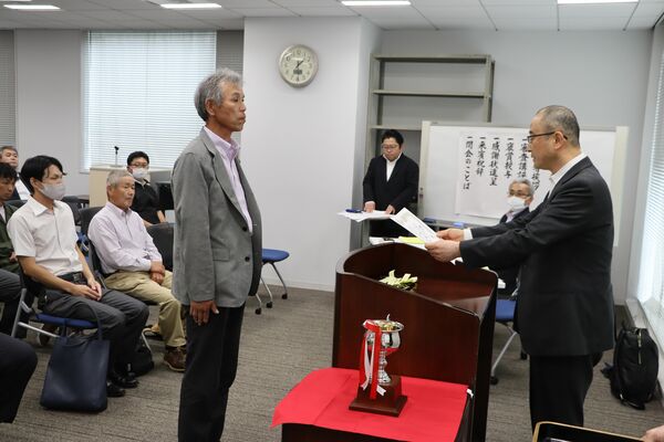 和牛去勢の部で最優秀賞を受賞した佐藤さん（中央）＝６月28日、東京都港区