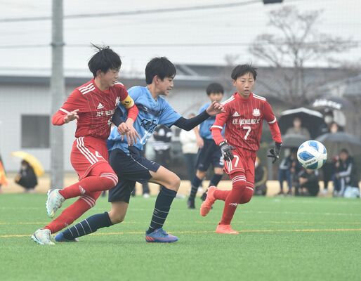 リフレＳＣ（宇河）－三重・山前ＦＣ（両毛）準々決勝　後半、リフレのＦＷ手塚（中央）が相手守備陣を突破する＝真岡市総合運動公園運動広場Ａ