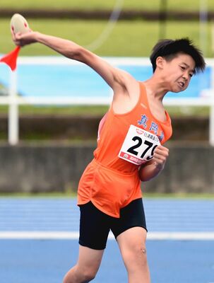 男子コンバインドＢ　2175点の県小学生新記録で優勝した柴田（真岡東小）のジャベリックボール投げ＝県総合運動公園第２陸上競技場