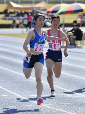 女子100メートルで2連覇した福崎（陽東）。予選では大会新記録の12秒37をマークした＝県総合運動公園第２陸上競技場、鈴木航撮影